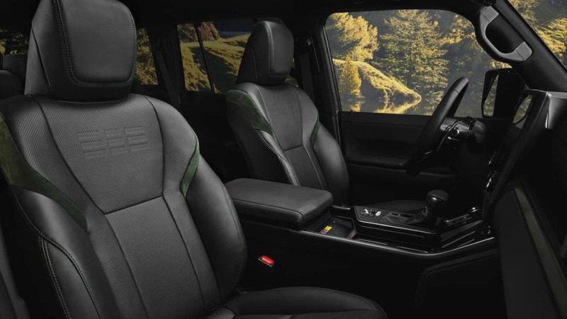 Lexus GX 2024 có 2 cấu hình ghế, bao gồm 6 chỗ và 7 chỗ, ghế bọc da semi-aniline pha NuLuxe, ghế trước có thêm tính năng sưởi ấm/thông gió. 