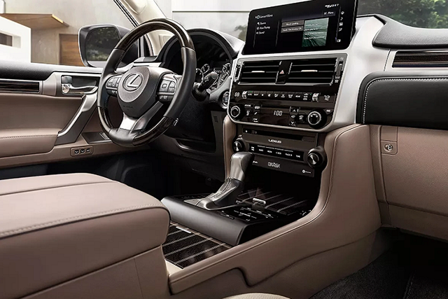 Lexus GX460 2023 sở hữu màn hình nổi mang đến cái nhìn hiện đại hơn hẳn so với phiên bản tiền nhiệm.