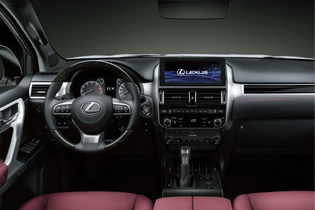 Lexus GX460 2023 có màn hình giải trí cảm ứng trung tâm được đặt nhô cao trên táp lô, tương tự các mẫu xe hiện đại. 