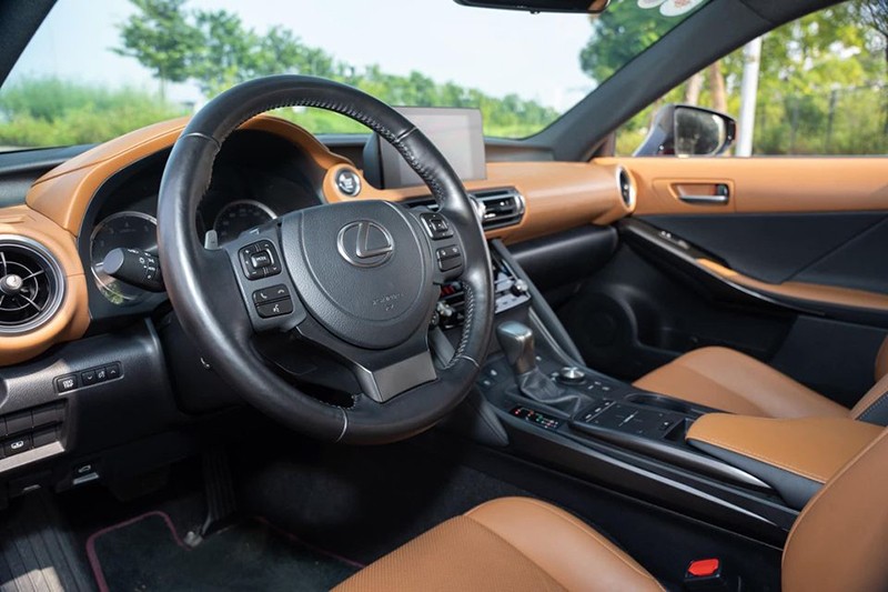 Khoang lái xe Lexus IS 300 2023 có vô-lăng 3 chấu bọc da, màn hình nổi ở trung tâm tạo điểm nhấn riêng.