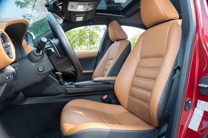 Lexus IS 300 2023 sở hữu ghế ngồi bọc da toàn bộ cùng những tính năng chỉnh điện, nhớ vị trí ghế lái.