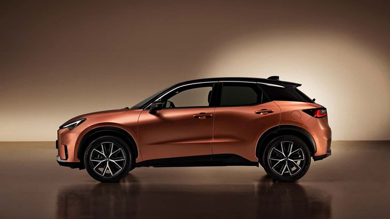 Sang hai bên sườn xe, Lexus LBX 2024 nhấn mạnh vẻ thể thao với chi tiết đường gân dập nổi mở rộng ở phía bánh xe và thu gọn ở giữa theo kiểu widebody, trẻ trung và hiện đại.