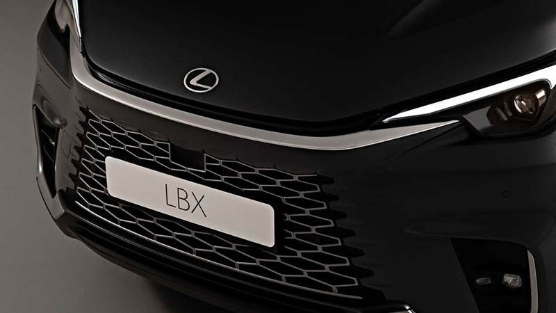 Phần đầu xe Lexus LBX 2024 hạ thấp về phía trước, tạo cảm giác thon gọn và hiện đại hơn.