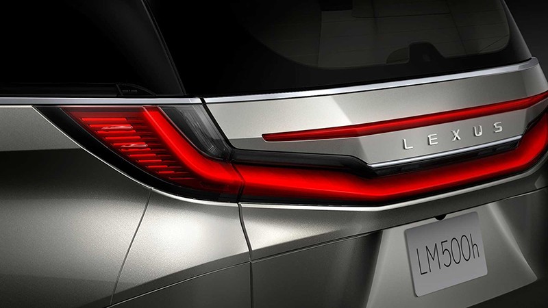 Cụm đèn hậu của Lexus LM 2024 giờ đây đã có đồ họa uốn lượn 2 tầng bắt mắt và dòng chữ “LEXUS” cách điệu đã tôn thêm vẻ sang trọng cho Lexus LM thế hệ mới.