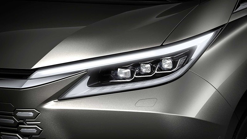 Bước sang đời mới, Lexus LM 2024 còn được thay đổi với đèn định vị LED hình móc câu úp 2 nửa để bao bọc đèn pha.