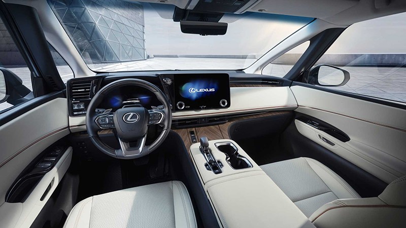 Lexus LM 2024 nổi bật với khoang lái thiết kế hình cánh cung 2 tầng để tạo cho xe hiệu ứng rộng rãi hơn.