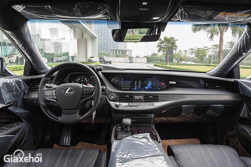 Lexus LS 500 2023 sở hữu khoang lái với những vật liệu cao cấp như ốp gỗ, da và phong cách thiết kế tinh tế.