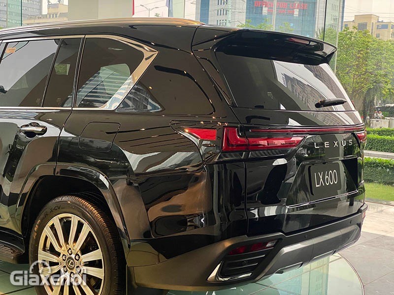 So với “người tiền nhiệm” LX570, thay đổi đáng kể nhất trên Lexus LX600 Vip 2023 đến từ thiết kế cửa cốp phía sau.