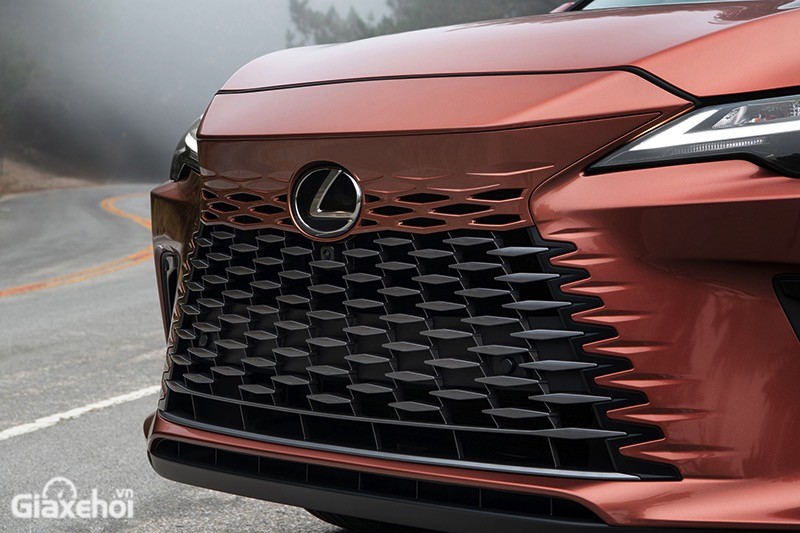 Trung tâm đầu xe Lexus RX 2023 vẫn là lưới tản nhiệt hình con suốt nhưng tạo hình thu hút hơn với dạng nửa kín nửa hở.