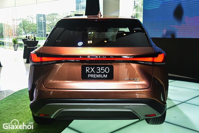 Cặp đèn hậu của Lexus RX 2023 dạng LED liền mạch kết hợp dòng chữ LEXUS ở trung tâm làm điểm nhấn thu hút phía sau xe.