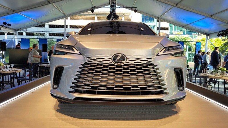 Lexus RX 2023 có lưới tản nhiệt mới.