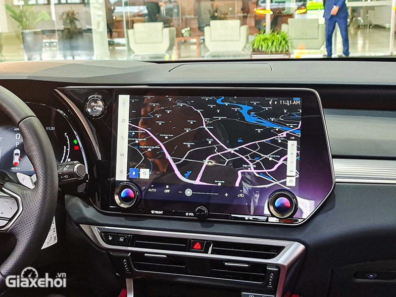 Cả 3 phiên bản Lexus RX350 2023 đều được trang bị màn hình giải trí 14 inch cỡ lớn với khả năng kết nối điện thoại thông minh qua Apple CarPlay/Android Auto.