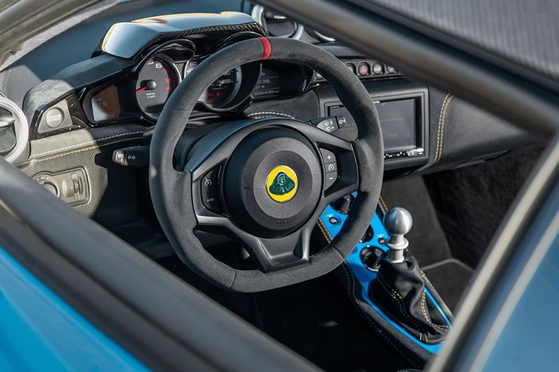 Nội thất của Lotus Evora bọc da Alcantara trên vô lăng 3 chấu dạng vát đáy, phía sau là cụm đồng hồ cơ.