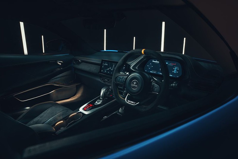 Nội thất của Lotus Emira sử dụng vật liệu cao cấp như da Nappa, da lộn Alcantara.