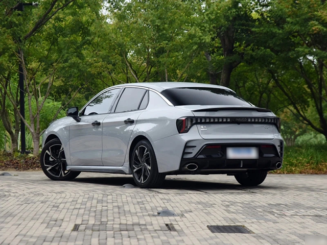 Lynk & Co 03