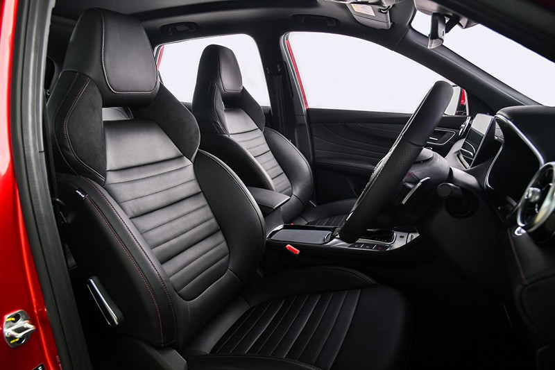 Hệ thống ghế ngồi của MG HS facelift 2024 được bọc da tổng hợp, hàng ghế trước chỉnh điện, ghế lái chỉnh 6 hướng, thiết kế tựa đầu như xe thể thao.