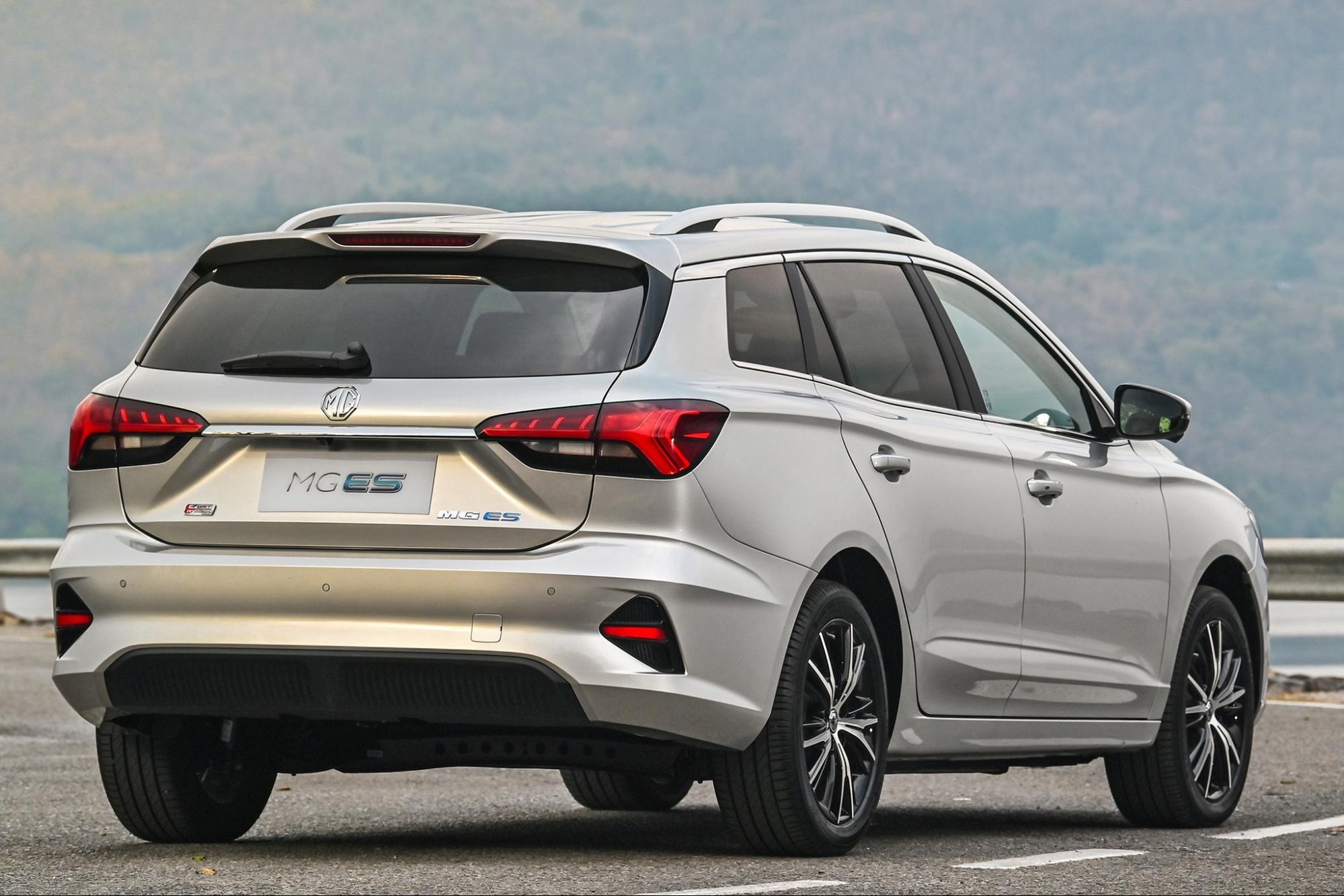 Đuôi xe của MG ES 2023 khá dài và thừa hưởng thiết kế từ MG HS cũ