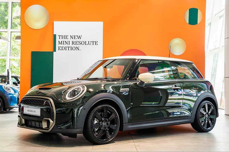 Mini Cooper S Resolute Edition 2023 đã chính thức ra mắt tại thị trường Việt Nam với thiết kế đậm chất thể thao và ấn tượng trong cách phối màu từ trong ra ngoài.