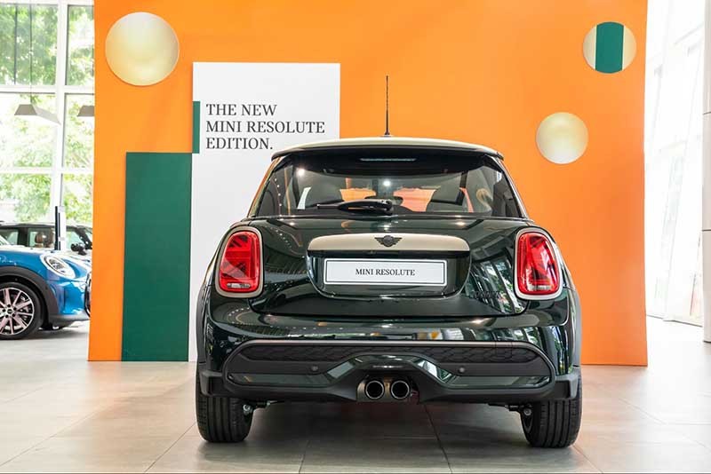 Màu vàng đồng Resolute tiếp tục xuất hiện ở khu vực phía sau của Mini Cooper S Resolute Edition 2023 được bao quanh cụm đèn hậu cỡ lớn, tạo hình lá cờ Anh bên trong.