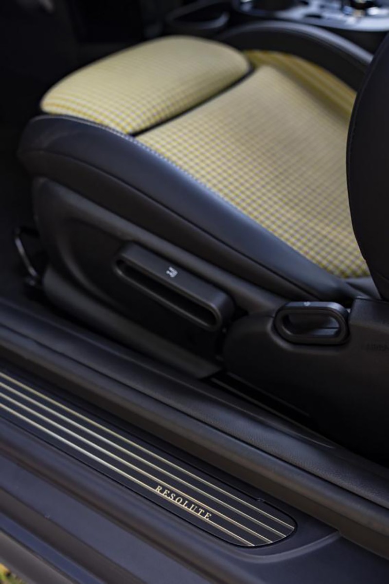 Hàng ghế trước Mini Cooper S 5-Cửa Resolute Edition 2023 thiết kế thể thao theo gói Cloth/leatherette Black Pearl họa tiết ca-rô. 