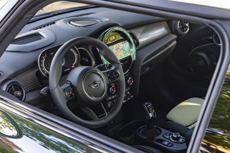 Mini Cooper S 5-Door Resolute Edition 2023 vẫn giữ nguyên những hơi thở quen thuộc trong thiết kế của hãng