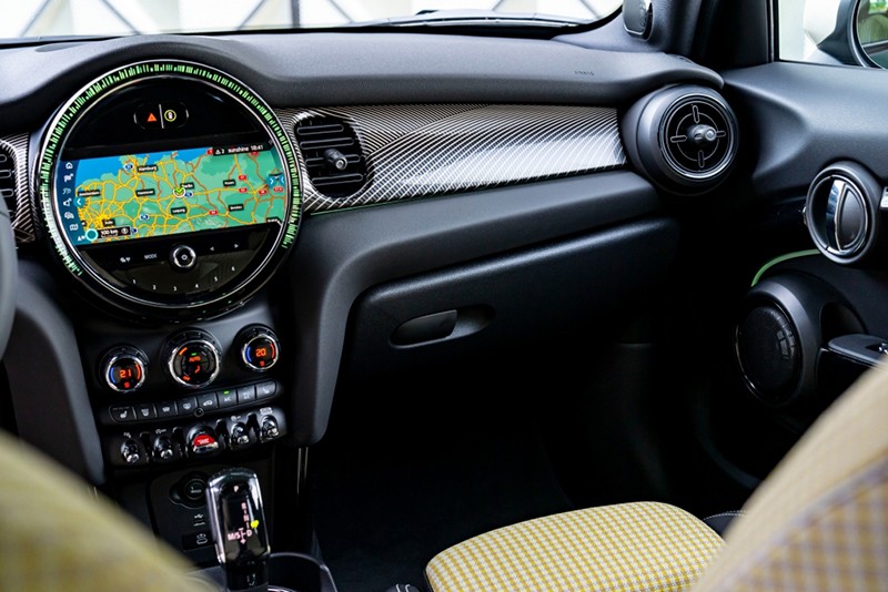 Mini Cooper S 5-Cửa Resolute Edition 2023 sở hữu nhiều tiện nghi đáp ứng nhu cầu của khách hàng dùng xe sang.