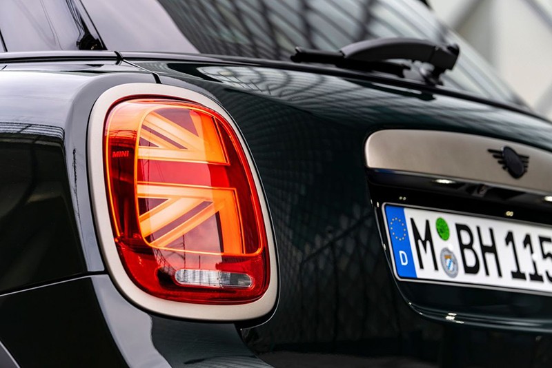 Phía đuôi Mini Cooper S 5-Cửa Resolute Edition 2023 sở hữu cặp đèn chiếu hậu LED có hình lá cờ Anh Quốc đẹp mắt.