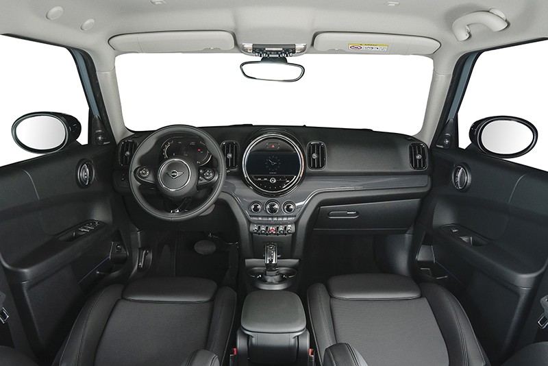 Không gian bên trong Mini Cooper S Countryman tiếp tục mang nét thể thao và sang trọng. Màn hình trung tâm hình tròn bắt mắt là trang bị đặc trưng của các dòng xe Mini.