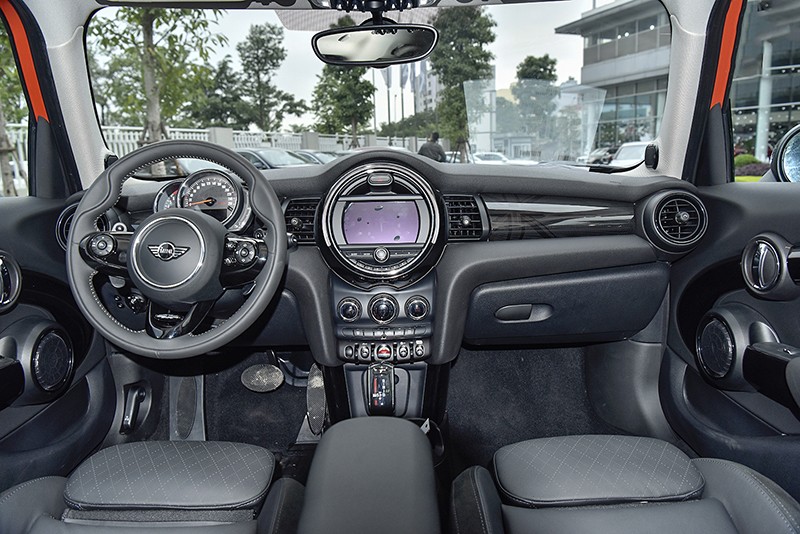 Cabin Mini Cooper S 5 cửa sang trọng với chất liệu vải và da hỗn hợp. Đi cùng là loạt tiện nghi hiện đại như màn hình trung tâm 6.5 inch.