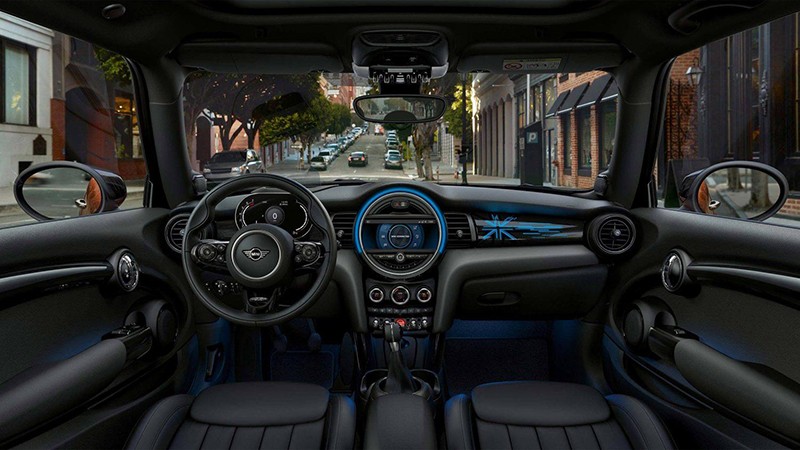 Không gian nội thất Mini Cooper S 3 cửa sang trọng và tiện nghi với vô lăng 3 chấu tích hợp các nút điều khiển tiện nghi. 