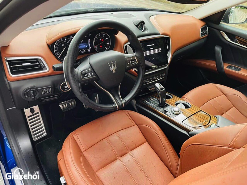 Maserati Ghibli 2023 với khoang lái thể thao.