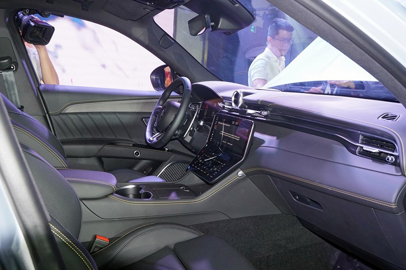 Maserati Grecale 2023 có hệ thống ghế ngồi bọc da thật cao cấp màu kem hoặc đen tùy chọn.
