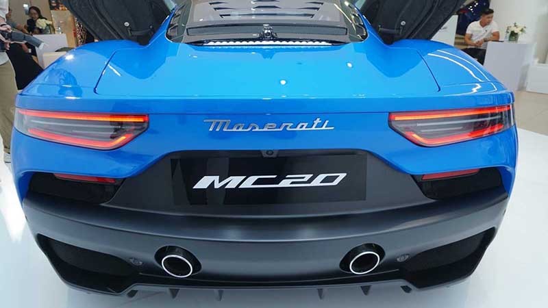 Cặp đèn hậu của Maserati MC20 sử dụng những sợi LED được tách biệt trên dưới tạo cảm giác mới lạ.