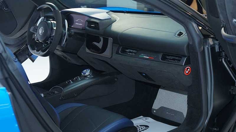 Nội thất của siêu xe Maserati MC20 dùng sợi carbon và da lộn mang đến cảm giác thể thao và giảm trọng lượng.