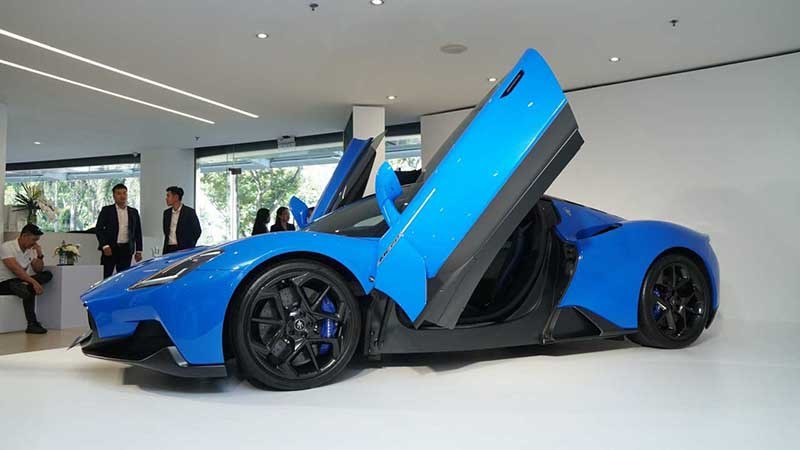 Phong cách mở cửa cánh chim cũng là nét đặc trưng của các dòng siêu xe và Maserati MC20 2024 cũng tương tự.