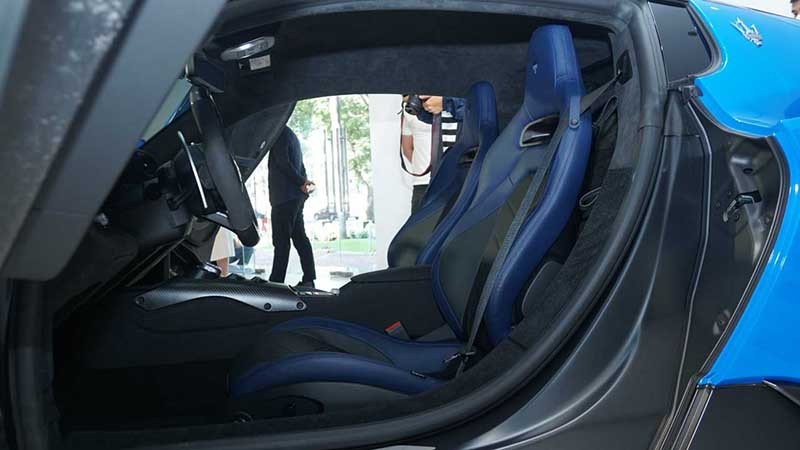 Ghế xe Maserati MC20 2024 theo kiểu xe đua nên chắc chắn khi di chuyển tốc độ cao.