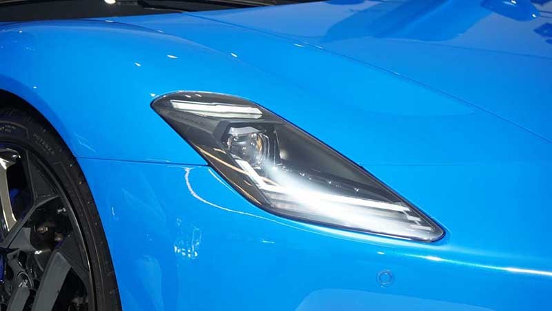 Maserati MC20 2024 sử dụng hệ thống đèn chiếu sáng dạng LED với bóng chiếu vuông vức, đèn định vị bao quanh bên ngoài.