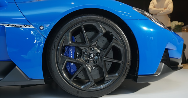Bộ la-zăng Maserati MC20 2024 kích thước 20 inch với cùm phanh màu xanh và được tạo hình mô phỏng “Cây đinh ba” khá đặc trưng thương hiệu.