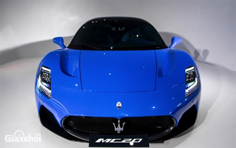 Đầu xe Maserati MC20 2023 trang bị cụm tản nhiệt rộng, bên trong là tạo hình tổ ong sơn đen nổi bật. Hai bên là hốc gió cũng có thiết kế tương tự có nhiệm vụ làm mát động cơ xe.
