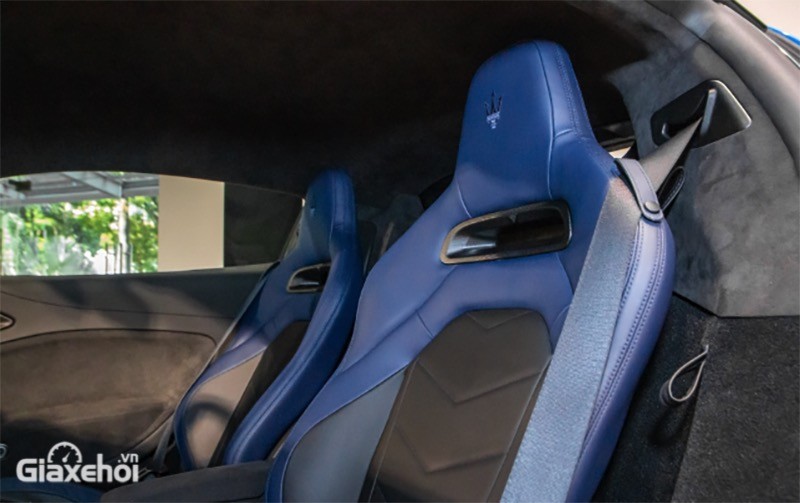 Maserati MC20 2023 sử dụng da kết hợp 2 tông màu thiết kế đúng phong cách xe đua đầy thể thao.