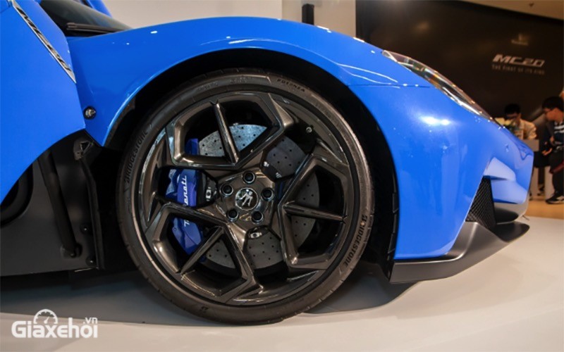 Bộ mâm của Maserati MC20 ở đây được sơn đen, có kích thước 20 inch và thiết kế đặc trưng của hãng cây đinh ba.