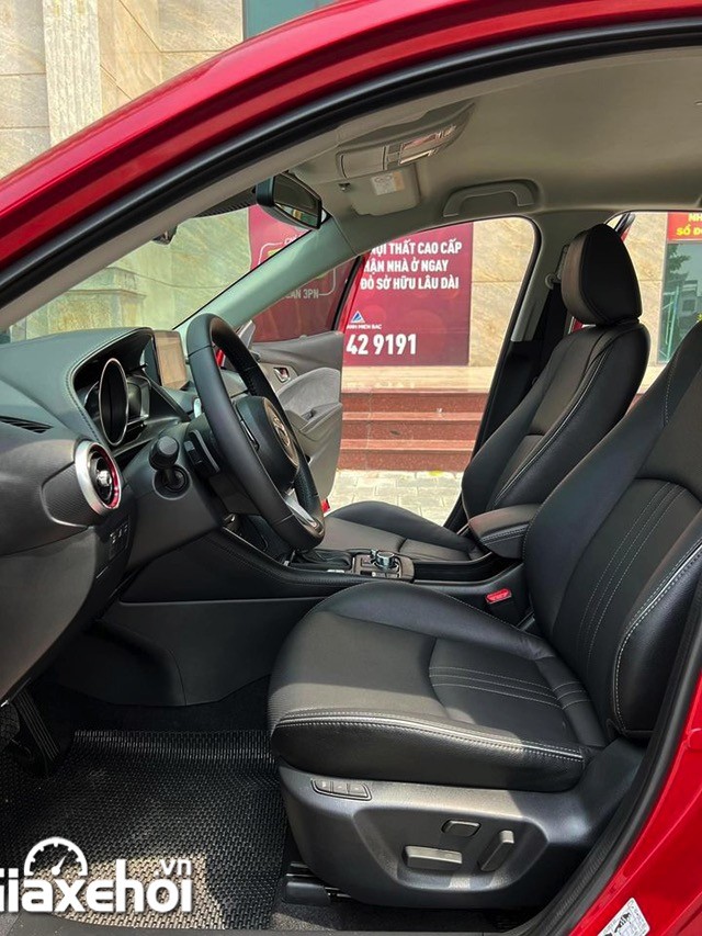 Mazda CX-3 2023 có ghế lái chỉnh điện.