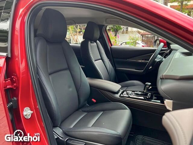 Mazda CX-30 2023 có ghế ngồi bọc da.