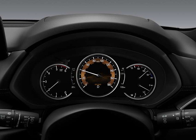 Khoang lái Mazda CX-8 2023 không có nhiều thay đổi, cụm đồng hồ là chi tiết thay đổi cách hiển thị so với trước.
