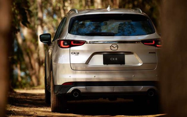 Mazda CX-8 2023 sở hữu đuôi xe với cặp đèn hậu thiết kế hình chữ L giống như cụm đèn pha, nối liền bằng một dải crom sáng mảnh.