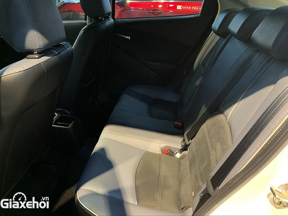 Mazda 2 2023 sedan có không gian không quá rộng rãi.