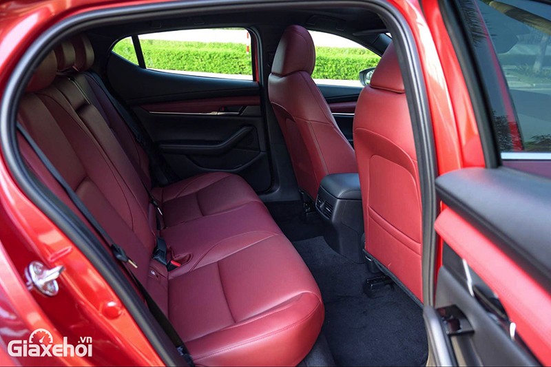 Mazda 3 Sport 2023 có không gian ở mức đủ dùng, không quá ấn tượng với chiều dài cơ sở 2.725mm. 