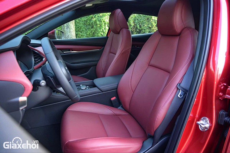 Ghế ngồi của Mazda 3 Sport 2023 tiếp tục sử dụng 2 tông màu da đỏ/đen tạo nên vẻ thể thao cho xe.