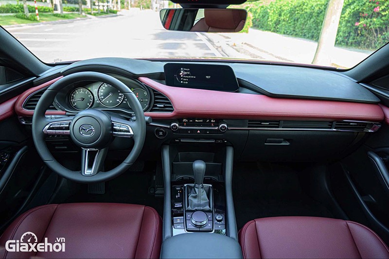 Mazda 3 là chiếc xe mang đến cho người dùng cảm giác như xe sang với hầu hết là da, nhựa mềm cao cấp.