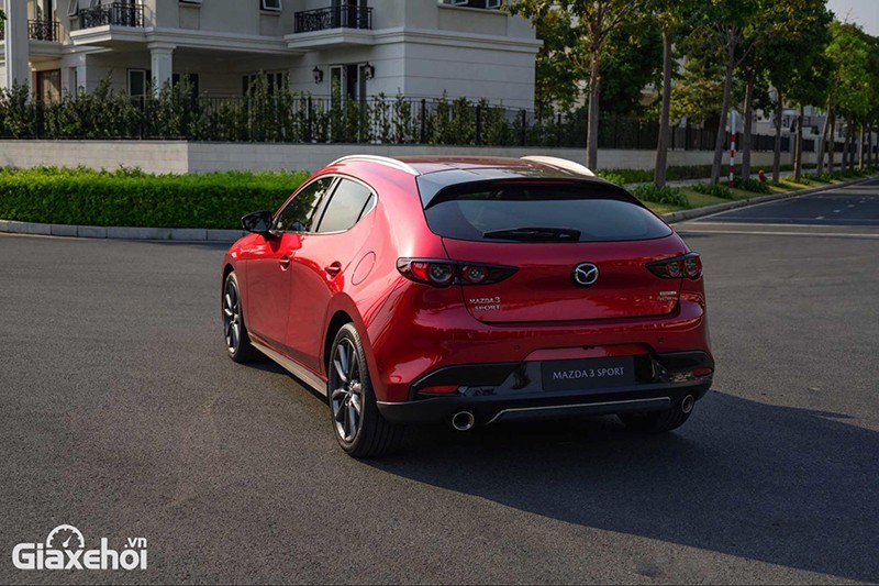 Tiếp tục là vẻ bầu bĩnh xuất hiện ở đuôi xe Mazda 3 Sport 2023 tạo nên vẻ đồng nhất trong thiết kế ngoại thất của xe.